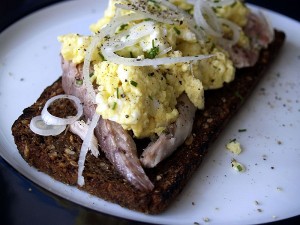 Open sandwich: Toasted rye bread with smoked mackerel and scrambled eggs (By cyclonebill (Ristet rugbrød med røget makrel og røræg) [CC BY-SA 2.0 (http://creativecommons.org/licenses/by-sa/2.0)], via Wikimedia Commons)
