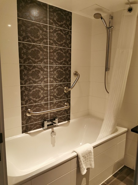 DoubleTree by Hilton Cadbury House Hotel - Bathroom 1