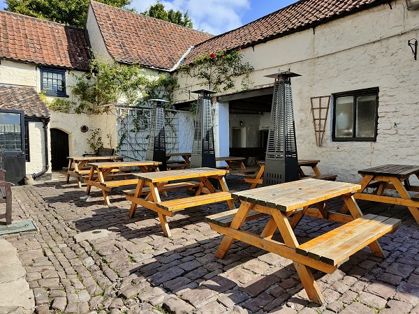 The Angel Inn, Long Ashton - Courtyard